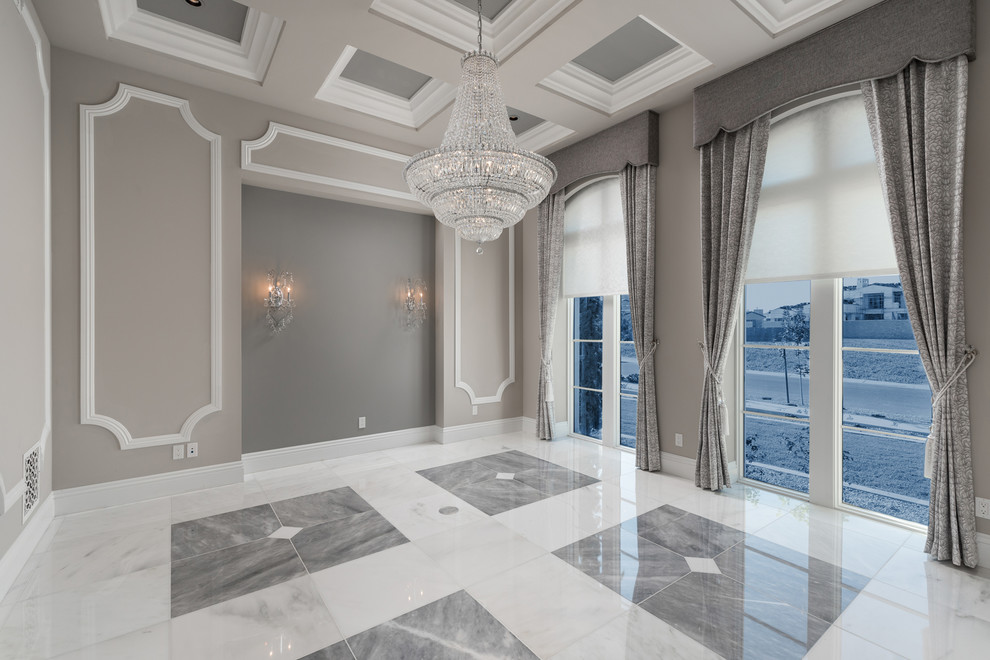 Idée de décoration pour une très grande salle à manger minimaliste fermée avec un mur beige, un sol en marbre, une cheminée standard, un manteau de cheminée en pierre et un sol multicolore.