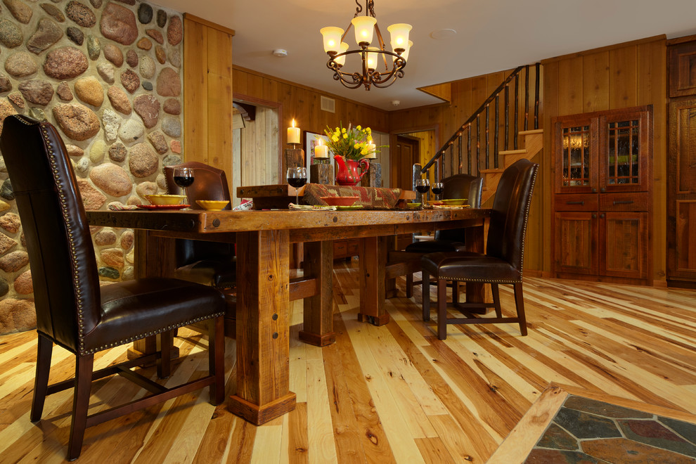 Esempio di una sala da pranzo aperta verso la cucina stile rurale di medie dimensioni con pareti multicolore, pavimento in legno massello medio e nessun camino