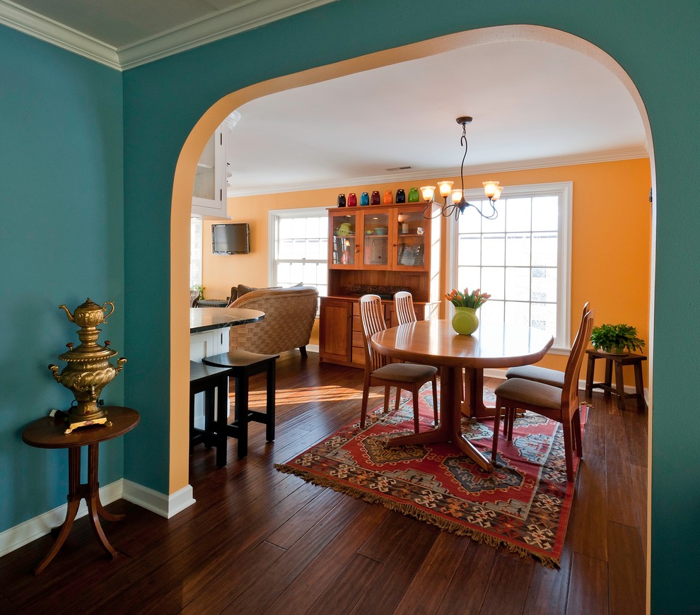 Источник вдохновения для домашнего уюта: гостиная-столовая среднего размера в классическом стиле с желтыми стенами, темным паркетным полом и коричневым полом