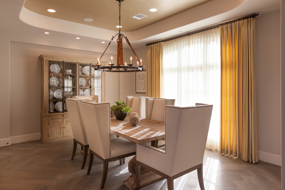 Immagine di un'ampia sala da pranzo classica chiusa con pareti grigie, parquet chiaro e pavimento marrone