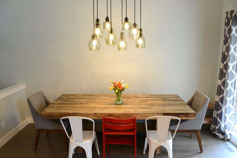 Foto di una sala da pranzo aperta verso la cucina classica di medie dimensioni con pareti grigie, parquet scuro, nessun camino e pavimento grigio