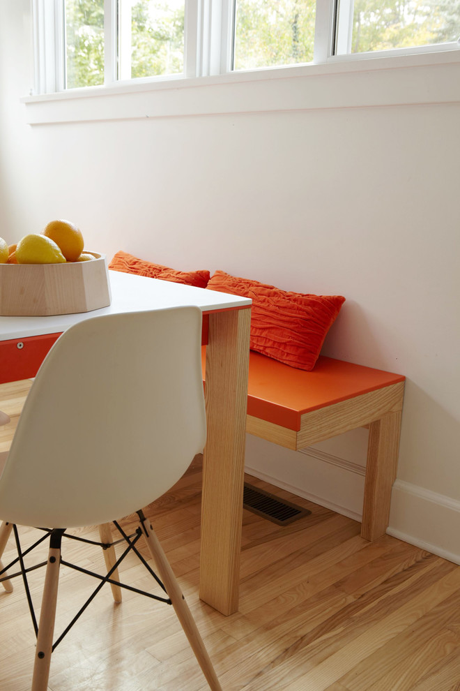 Ispirazione per una sala da pranzo minimalista chiusa e di medie dimensioni con pareti bianche, parquet chiaro e nessun camino