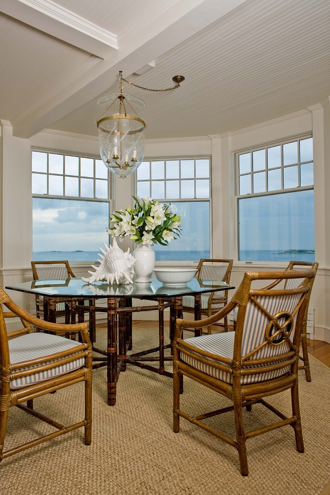 Immagine di una sala da pranzo aperta verso la cucina stile marino di medie dimensioni con pareti bianche e pavimento in legno massello medio