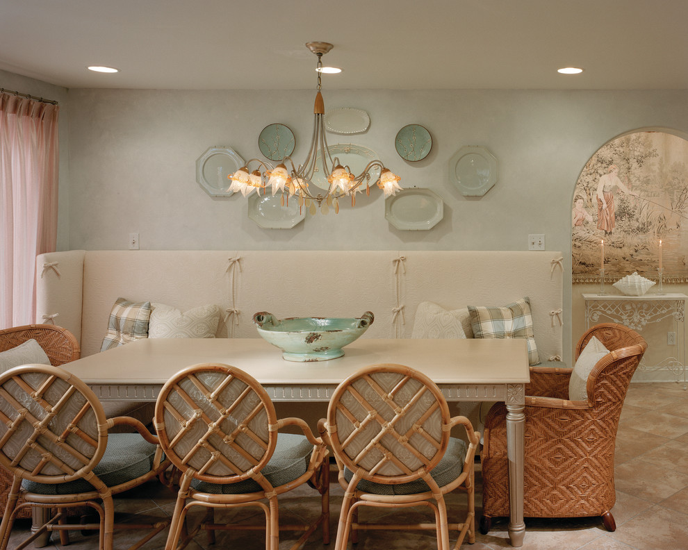 Cette image montre une salle à manger ouverte sur la cuisine méditerranéenne avec un sol en carrelage de porcelaine, un sol beige et un mur bleu.