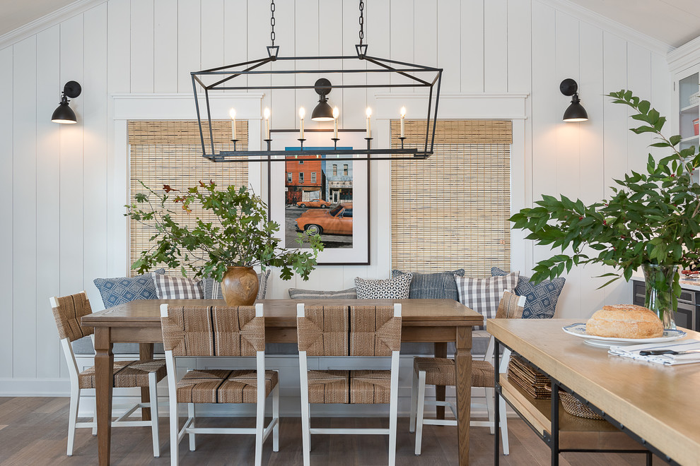 Foto di una sala da pranzo country con pareti bianche, pavimento in legno massello medio e pavimento marrone