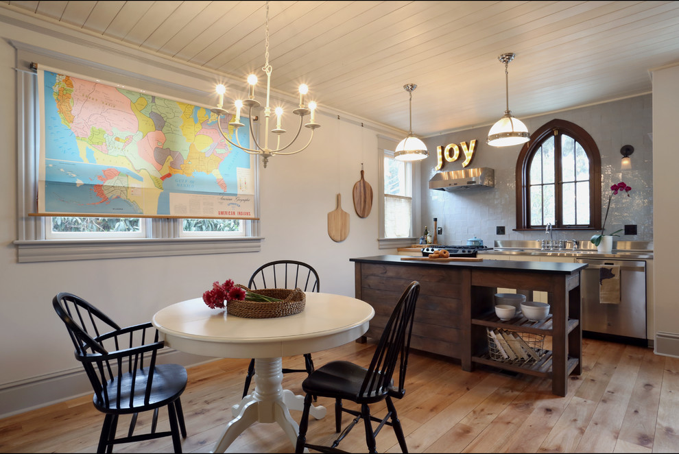 Kleine Eklektische Wohnküche mit braunem Holzboden in Portland