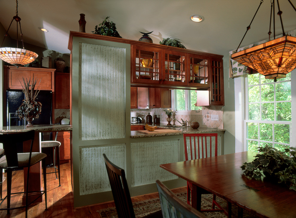 Esempio di una piccola sala da pranzo aperta verso la cucina stile americano con pareti verdi e pavimento in legno massello medio