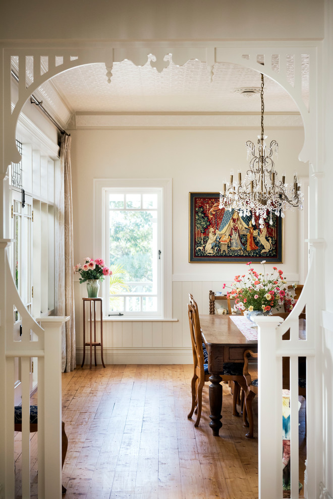 Immagine di una sala da pranzo country