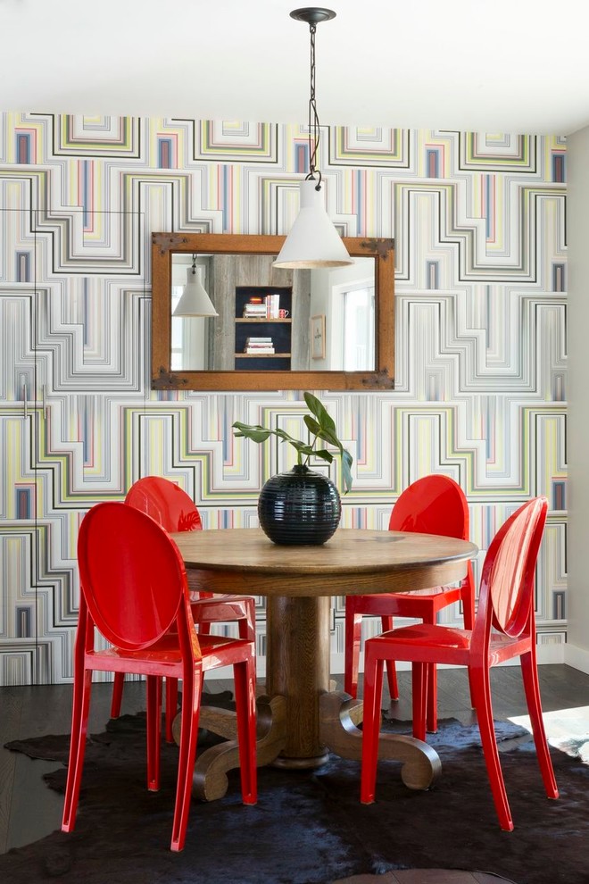 Cette photo montre une salle à manger ouverte sur la cuisine tendance avec un mur multicolore et parquet foncé.