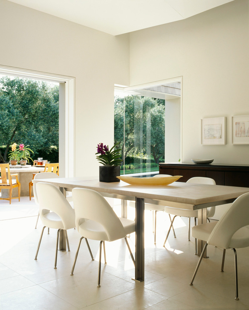 Стильный дизайн: столовая в современном стиле с белыми стенами - последний тренд