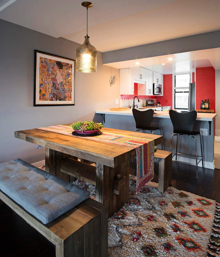 Свежая идея для дизайна: кухня-столовая среднего размера в средиземноморском стиле с красными стенами, темным паркетным полом и коричневым полом без камина - отличное фото интерьера