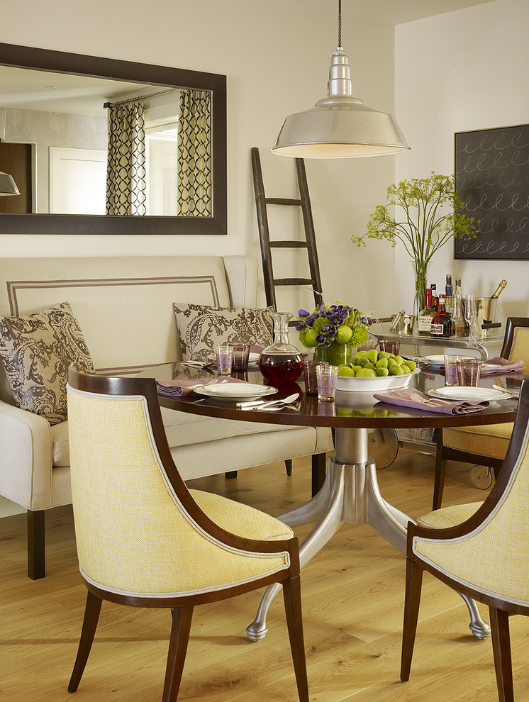 Idee per una sala da pranzo tradizionale con pareti bianche e pavimento in legno massello medio