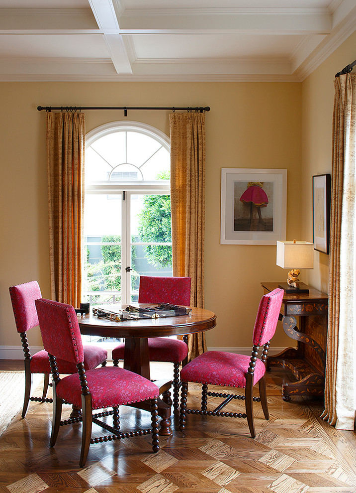 Ejemplo de comedor clásico con paredes beige, suelo de madera en tonos medios y cortinas