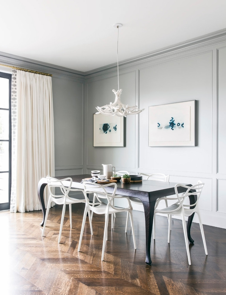 Идея дизайна: столовая в стиле неоклассика (современная классика) с серыми стенами, темным паркетным полом и коричневым полом