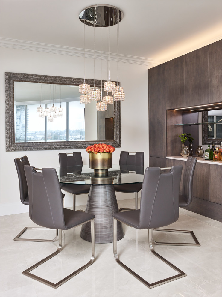 Foto di una sala da pranzo aperta verso la cucina minimalista di medie dimensioni con pareti grigie, pavimento in gres porcellanato e pavimento grigio