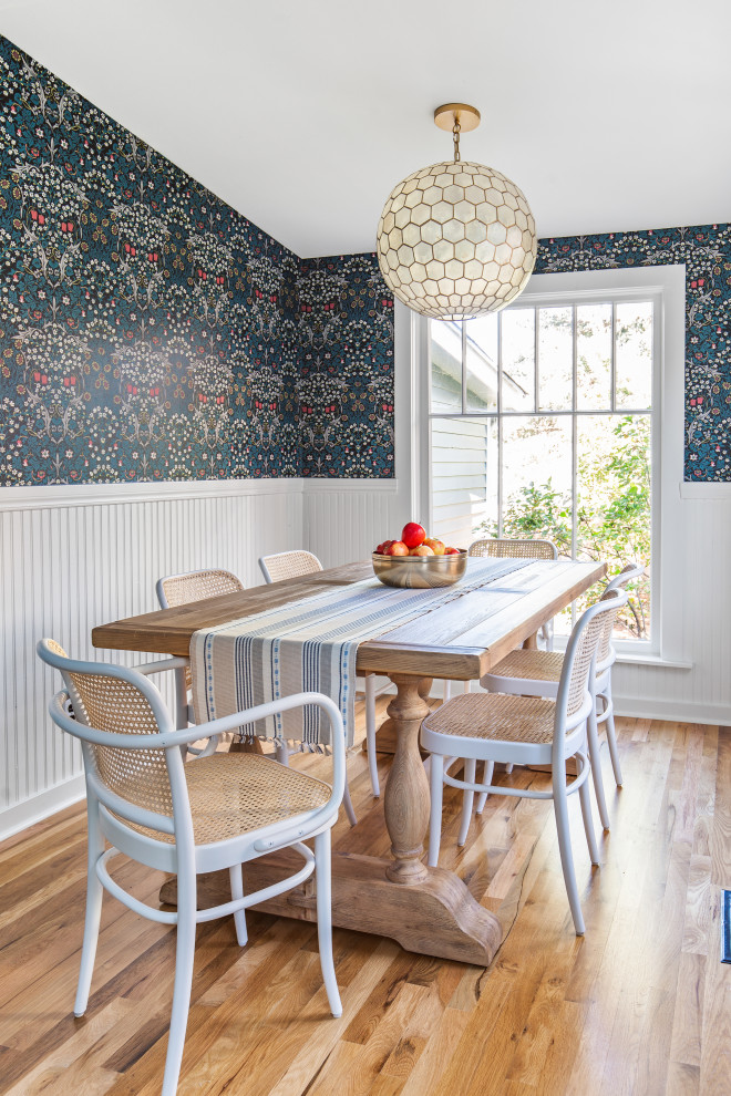 Idee per una sala da pranzo classica con pareti multicolore, pavimento in legno massello medio, pavimento marrone e boiserie