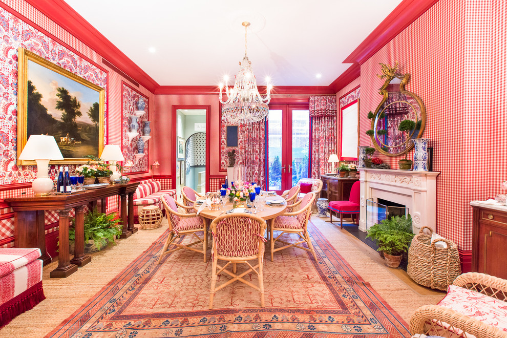 Immagine di una sala da pranzo classica chiusa con pareti rosse