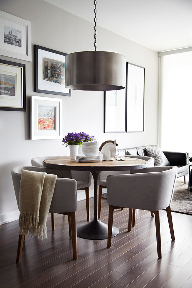 На фото: гостиная-столовая среднего размера в стиле неоклассика (современная классика) с серыми стенами и темным паркетным полом без камина с