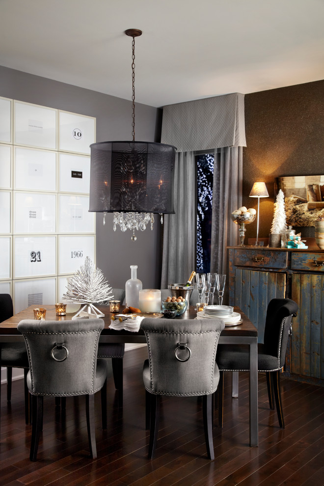 На фото: гостиная-столовая среднего размера в стиле неоклассика (современная классика) с серыми стенами и темным паркетным полом