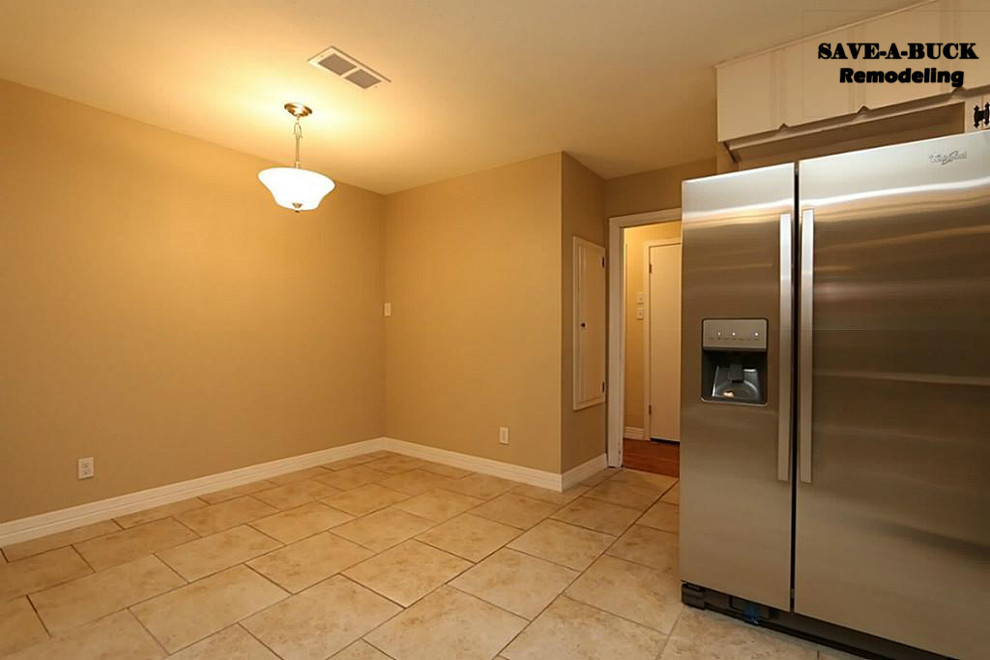 Foto di una piccola sala da pranzo aperta verso la cucina contemporanea con pareti beige e pavimento in gres porcellanato