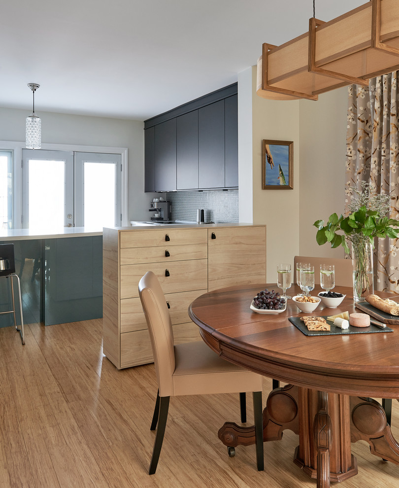 Стильный дизайн: кухня-столовая среднего размера в стиле неоклассика (современная классика) с белыми стенами, полом из бамбука и желтым полом - последний тренд