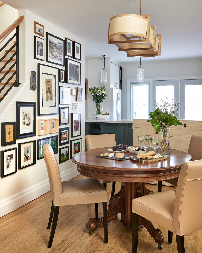 Ispirazione per una sala da pranzo aperta verso la cucina classica di medie dimensioni con pavimento in bambù, pareti beige e pavimento marrone