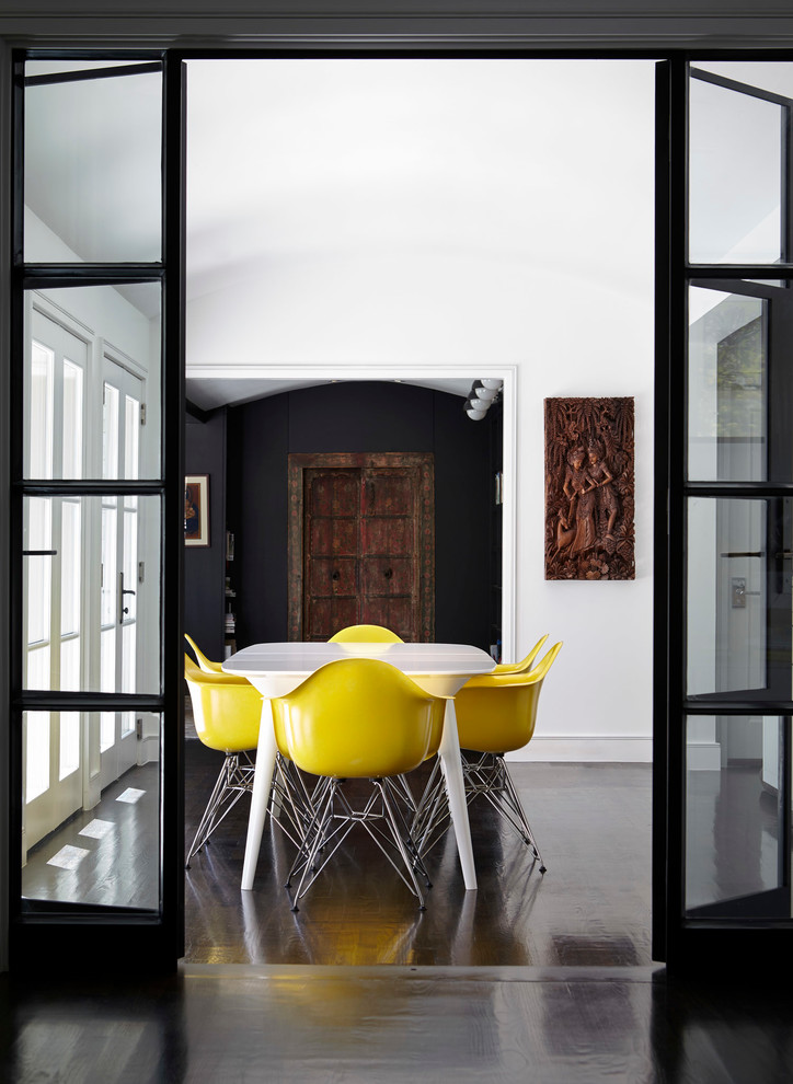 Источник вдохновения для домашнего уюта: столовая среднего размера в современном стиле с темным паркетным полом и белыми стенами