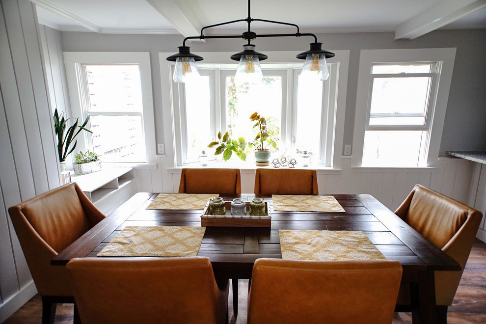 Idee per una piccola sala da pranzo aperta verso la cucina moderna con pareti grigie, parquet scuro e pavimento marrone