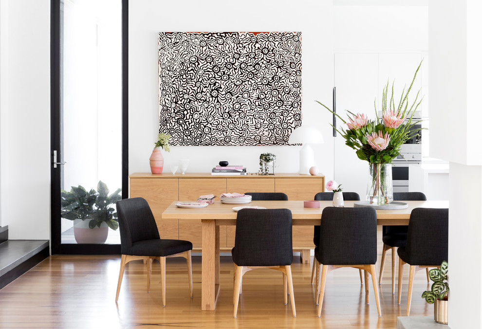 Moderne Wohnküche mit weißer Wandfarbe, braunem Holzboden und braunem Boden in Melbourne