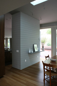 Esempio di una sala da pranzo aperta verso la cucina chic con pareti grigie e parquet chiaro