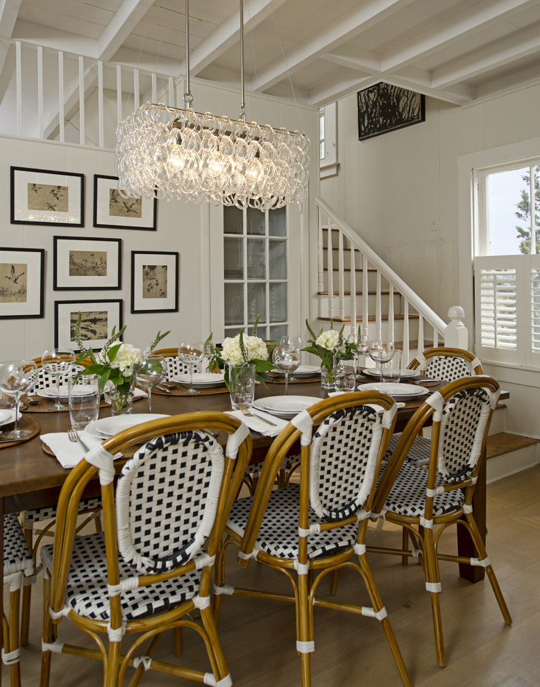 Idee per una grande sala da pranzo aperta verso la cucina tradizionale con pareti bianche e pavimento in legno massello medio