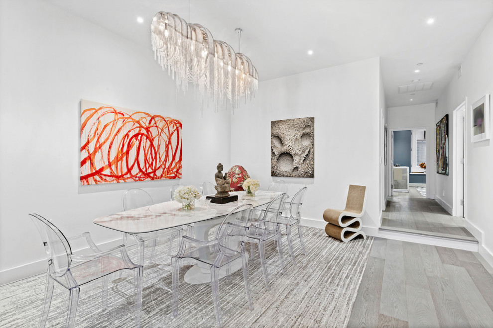 Modernes Esszimmer mit weißer Wandfarbe, hellem Holzboden und grauem Boden in New York