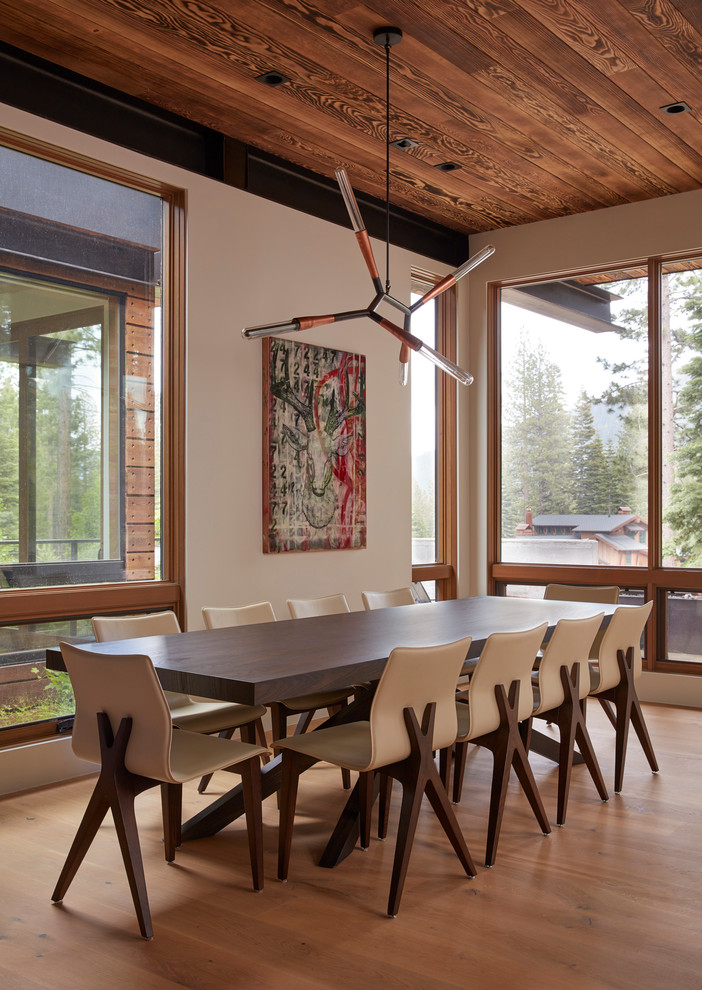 Esempio di una sala da pranzo aperta verso la cucina classica di medie dimensioni con pavimento in legno massello medio, pavimento marrone e pareti bianche