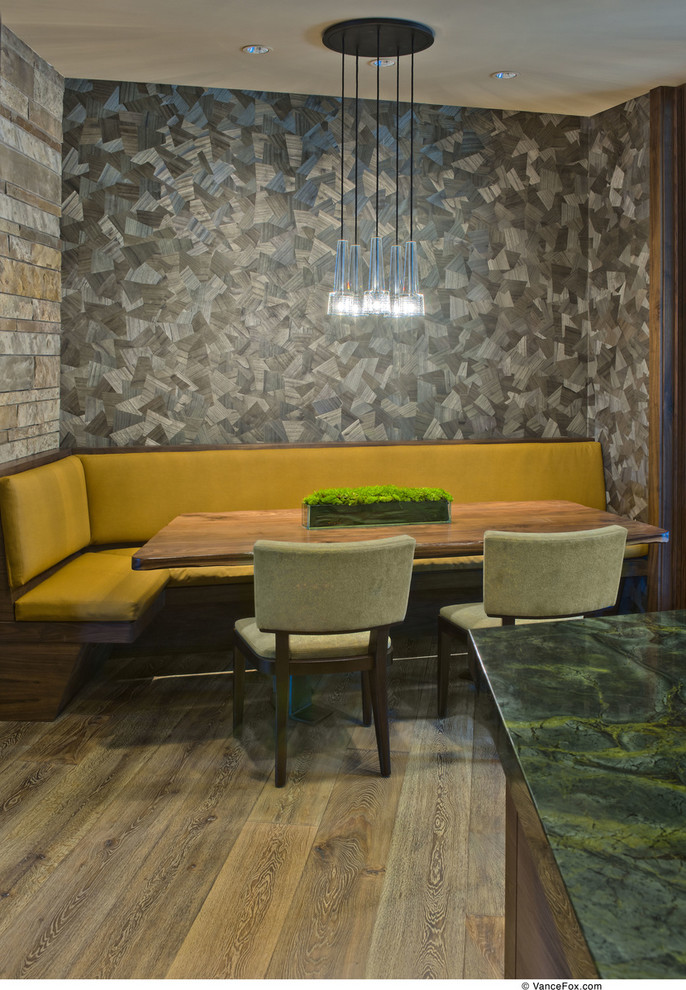 Idée de décoration pour une salle à manger minimaliste avec parquet clair.