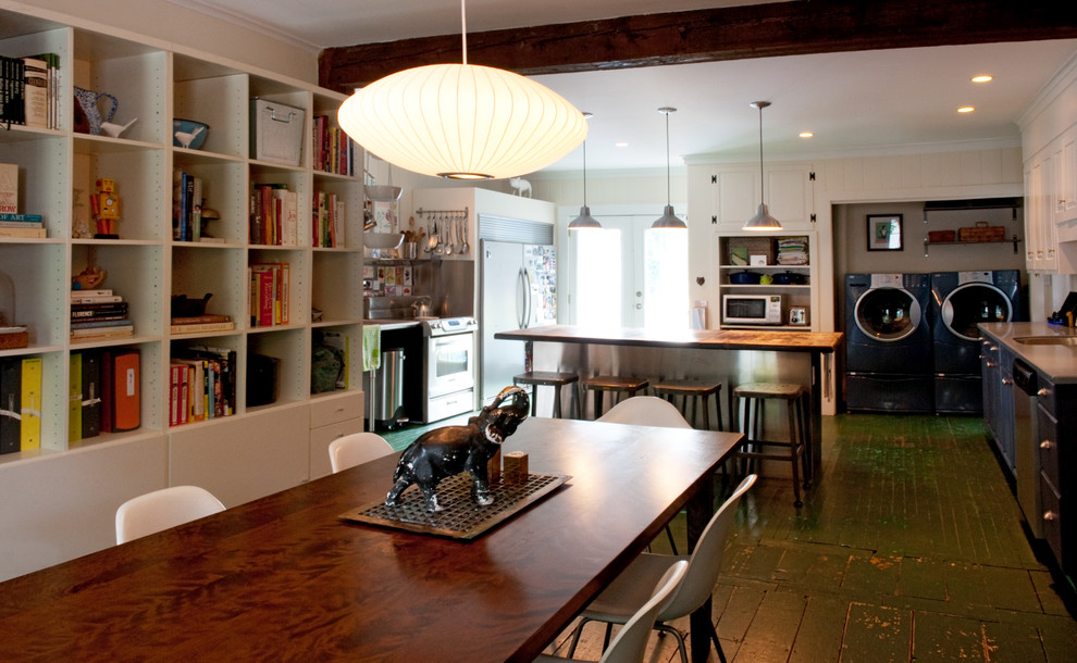 Идея дизайна: кухня-столовая в стиле фьюжн с белыми стенами и темным паркетным полом