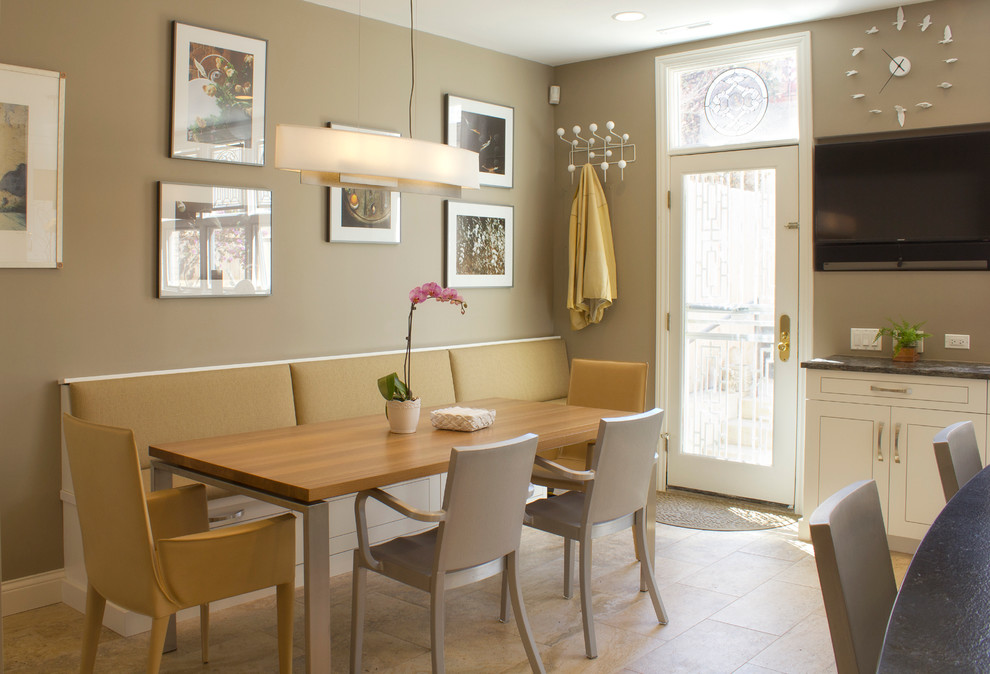 Ispirazione per una sala da pranzo aperta verso la cucina tradizionale con pareti beige
