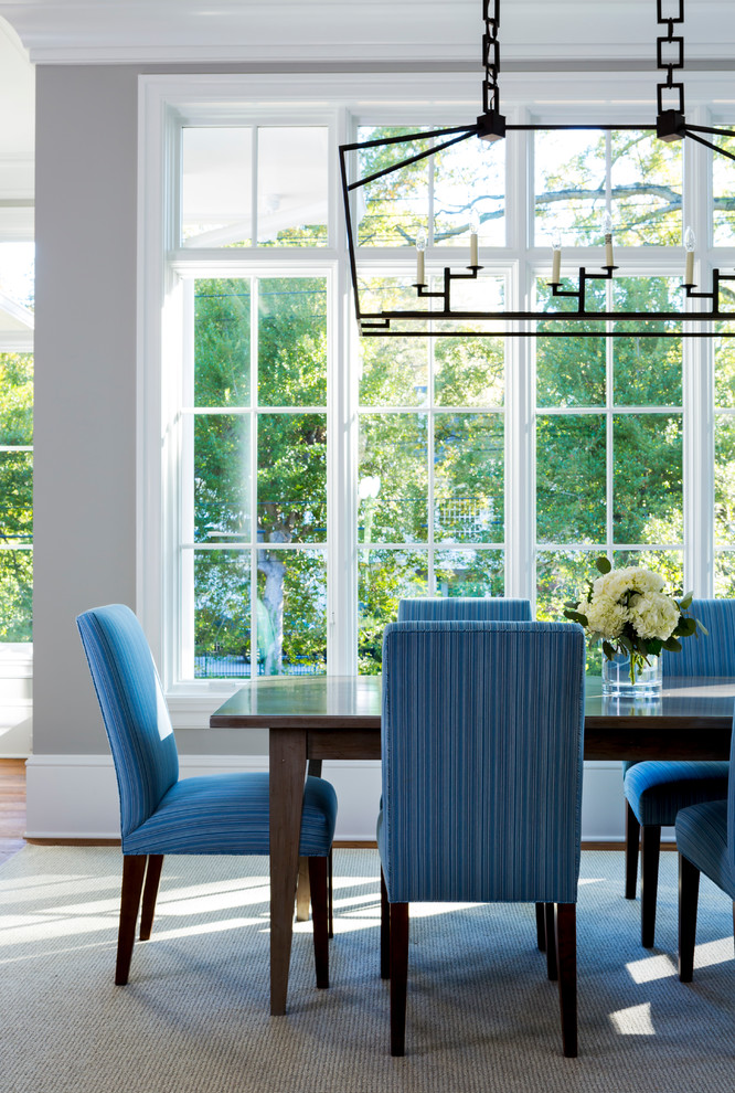 Стильный дизайн: большая гостиная-столовая в стиле неоклассика (современная классика) с серыми стенами, паркетным полом среднего тона и коричневым полом - последний тренд