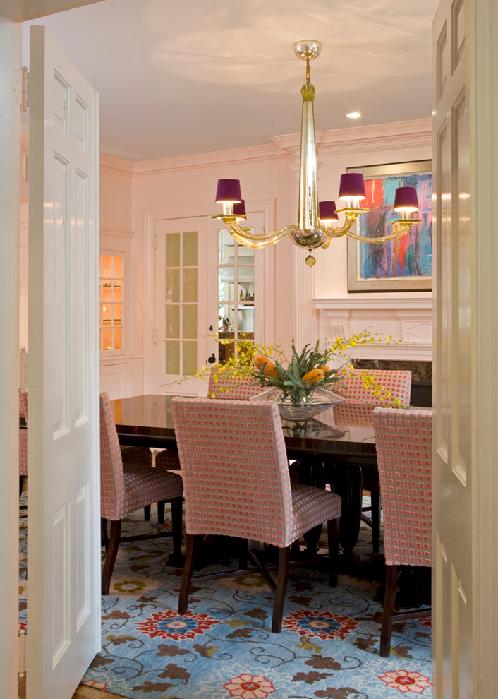 Bild på en mellanstor vintage separat matplats, med rosa väggar, ljust trägolv, en standard öppen spis och en spiselkrans i trä