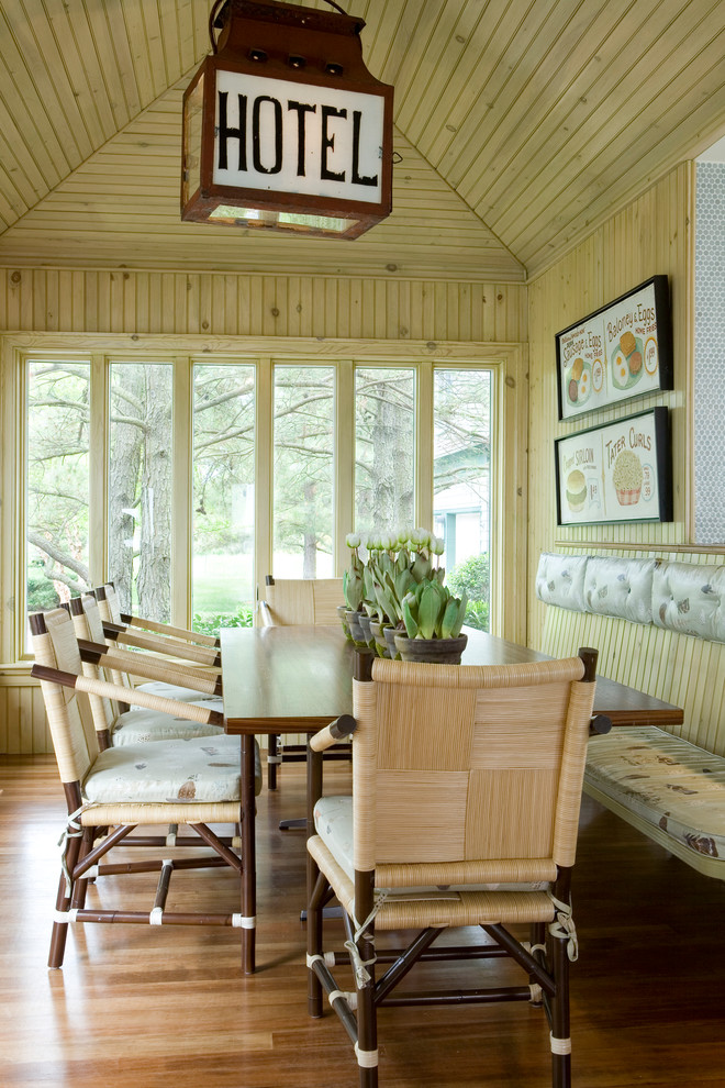 Ispirazione per una sala da pranzo stile marino con pavimento in legno massello medio