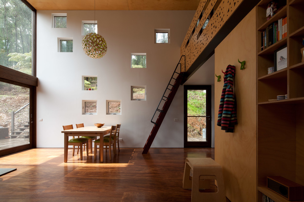 Kleine Moderne Wohnküche mit weißer Wandfarbe, Sperrholzboden und gefliester Kaminumrandung in Melbourne