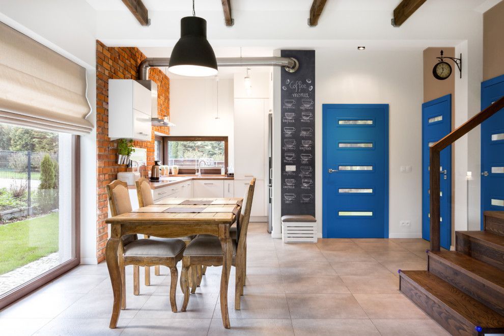 Свежая идея для дизайна: кухня-столовая среднего размера в стиле лофт с бежевыми стенами, полом из керамогранита и бежевым полом - отличное фото интерьера