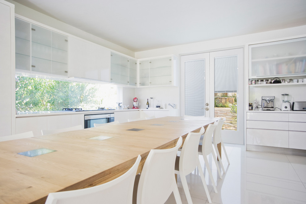 Idee per una grande sala da pranzo aperta verso la cucina minimalista con pareti bianche, pavimento con piastrelle in ceramica e pavimento giallo