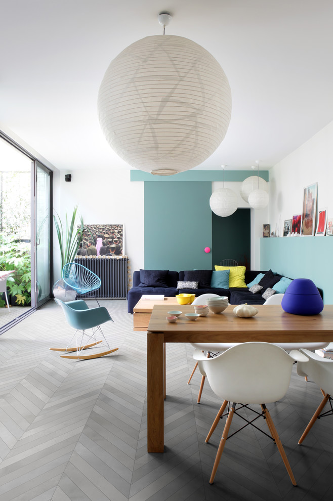Inspiration pour une salle à manger minimaliste avec un sol en carrelage de porcelaine.