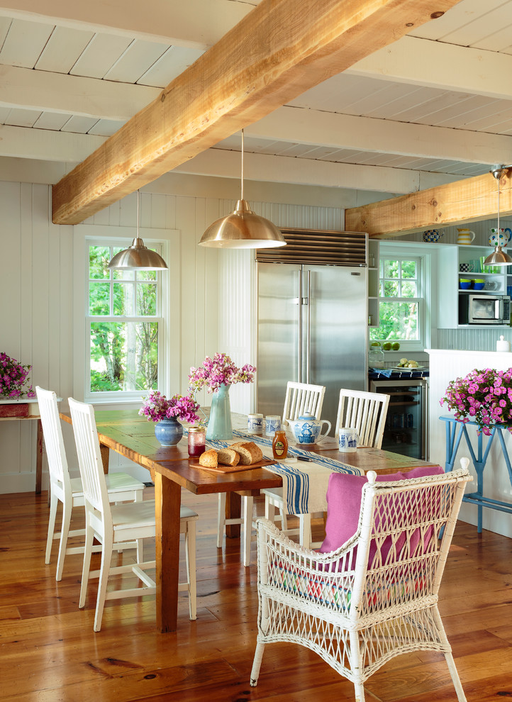Mittelgroße Shabby-Chic Wohnküche ohne Kamin mit weißer Wandfarbe, braunem Holzboden und braunem Boden in Milwaukee