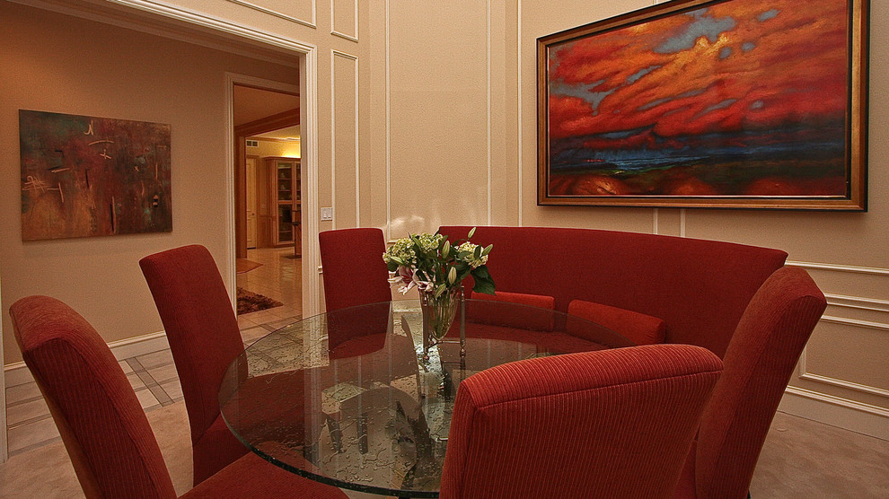 Cette photo montre une grande salle à manger ouverte sur le salon moderne avec un mur beige, moquette et aucune cheminée.