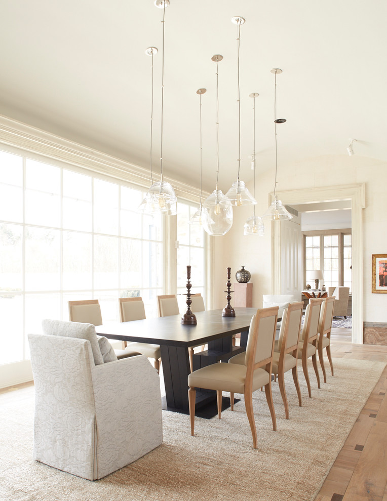 Ispirazione per una sala da pranzo classica con pareti bianche, pavimento in legno massello medio e pavimento marrone