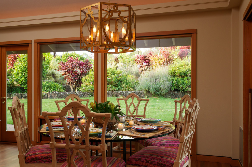 Exemple d'une salle à manger ouverte sur le salon bord de mer de taille moyenne avec un mur beige et parquet clair.