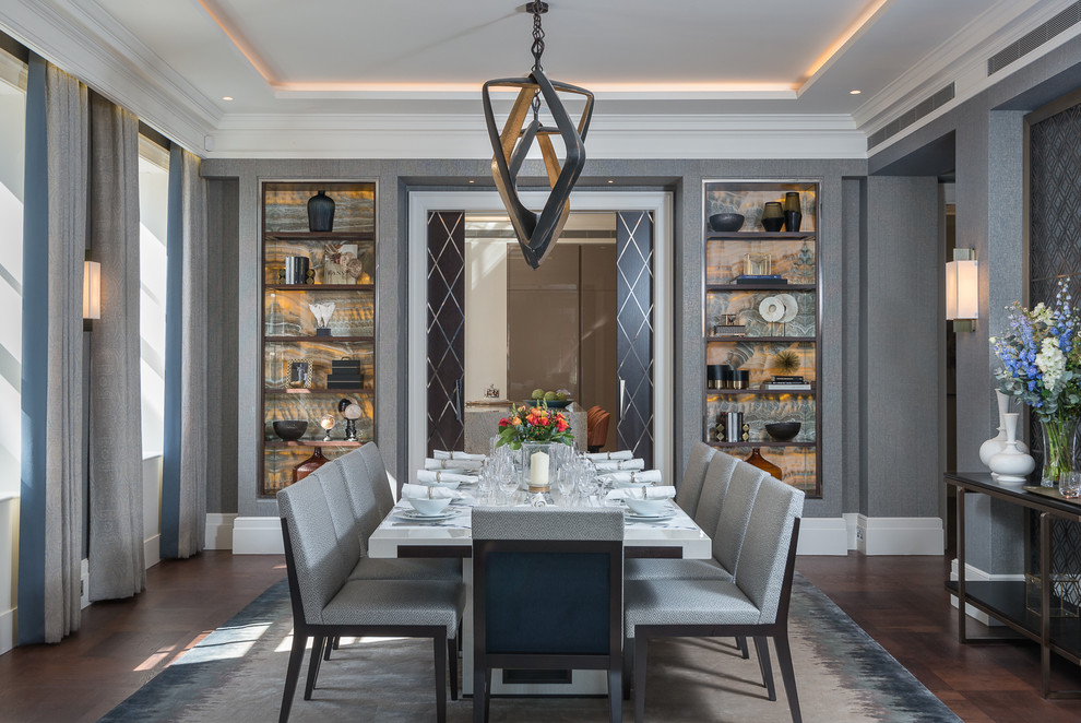 Inspiration pour une salle à manger traditionnelle avec un mur gris, parquet foncé et un sol marron.