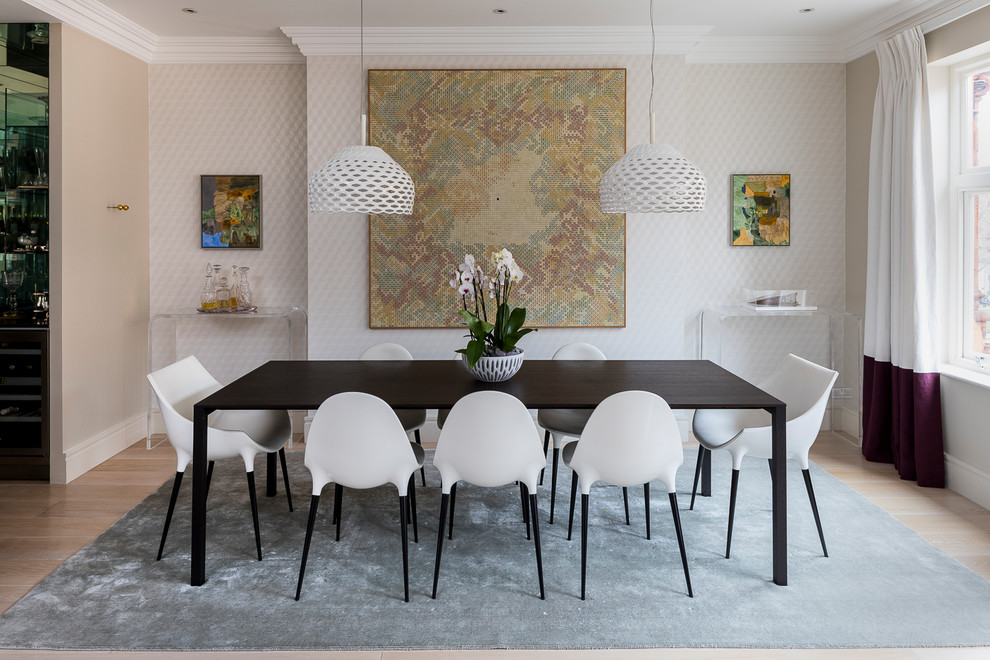 Immagine di una sala da pranzo minimalista di medie dimensioni con pareti beige e pavimento beige