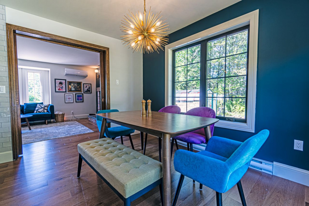 Foto di una sala da pranzo aperta verso la cucina boho chic di medie dimensioni con pareti blu, pavimento in legno massello medio e pavimento marrone